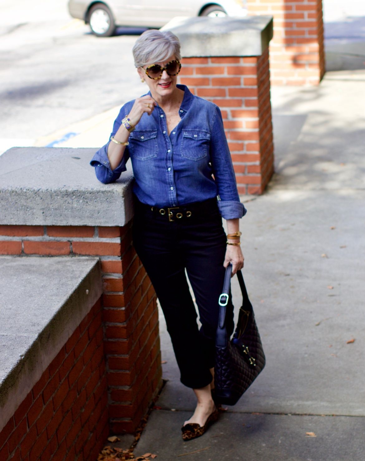 tenue femme 60 ans chemisier jean
