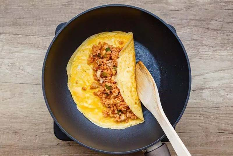 Kỹ thuật cuộn trứng làm Omurice