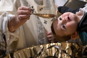 Rửa tội 32 trẻ em trong Nhà nguyện Sistine, Đức Thánh Cha nhắc nhở cha mẹ hãy truyền lại món quà đức tin (Toàn văn bài giảng)