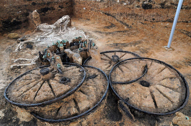 Это интересно... «Вау»находка! Археологи откопали 2000-летнюю колесницу с целыми скелетами лошадей.