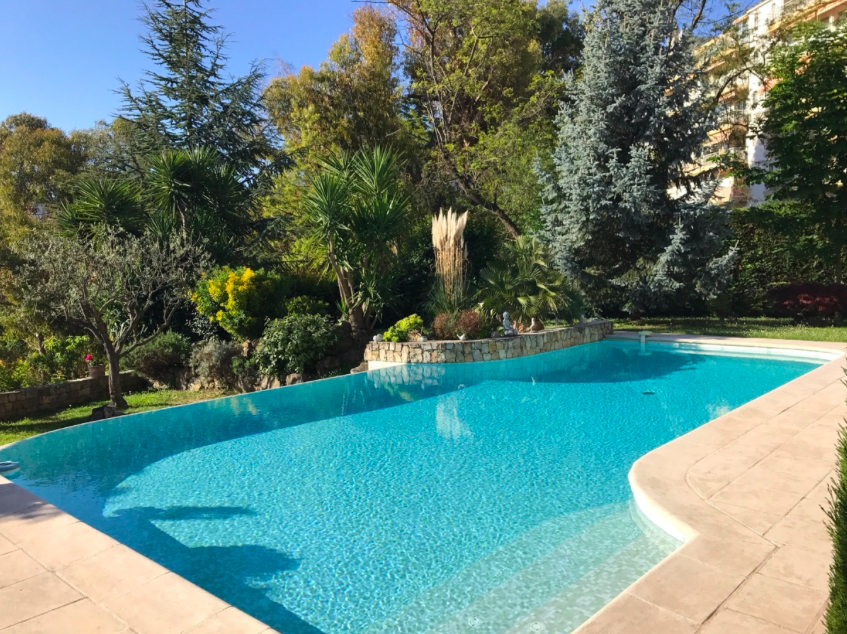 Fêtez votre anniversaire autour d'une piscine privée à Nice 