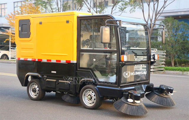 Xe quét rác ngồi lái Kumisai KMS 1800 được tích hợp nhiều tính năng