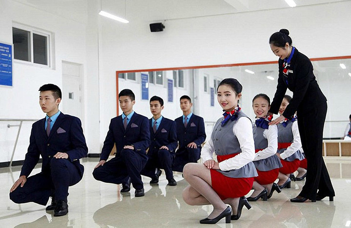 Суровые тренировки китайских стюардесс