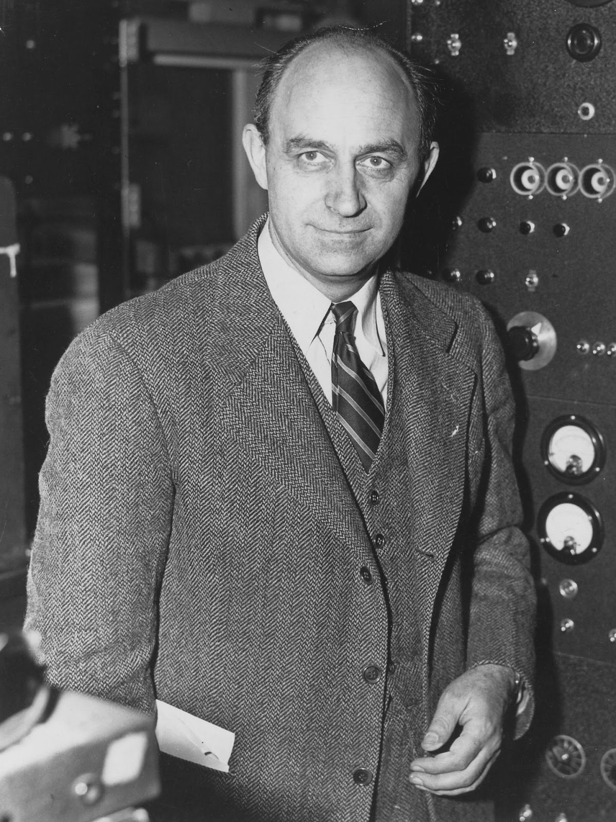 Enrico Fermi recibió el Premio Nobel de Física de 1938 por identificar nuevos elementos y descubrir reacciones nucleares. 