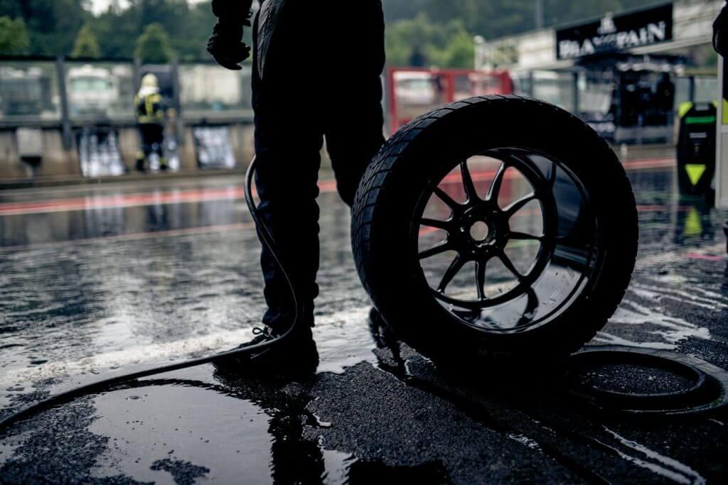 mechanic in the pit lane waiting to perform a tyre change