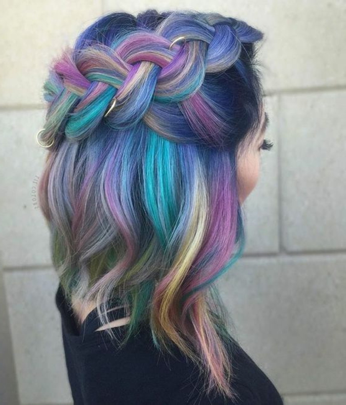 mittellange Haare mit einem Dutch Braid seitlich am Kopf, locker geflochtener holländischen Zopf, Haare mit goldenem Haarschmuck