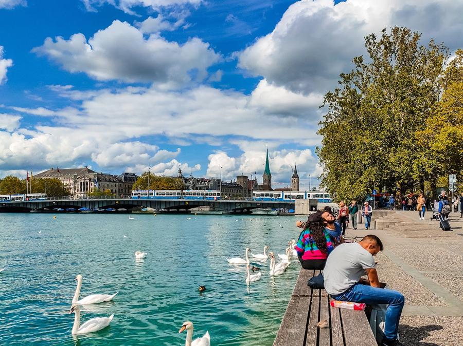 Dòng sông Limmat yên bình “vắt ngang” qua thành phố Zurich
