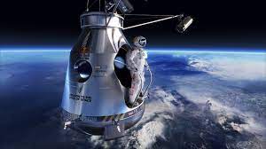 vista de astronauta en la estratósfera que está por saltar en caída libre