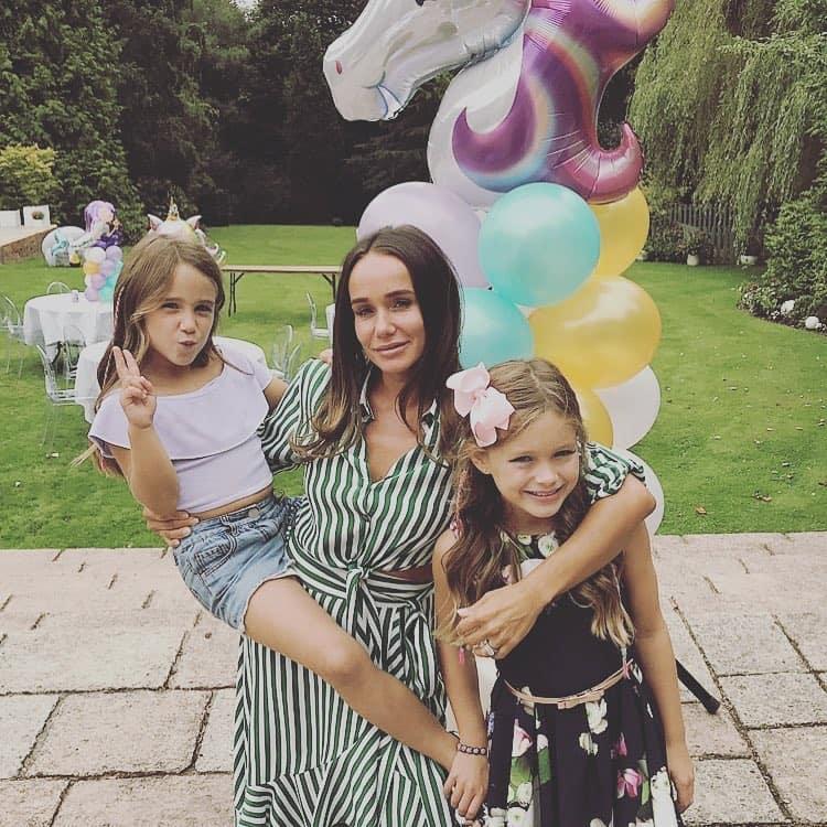 Chloe Hearn with her daughters 