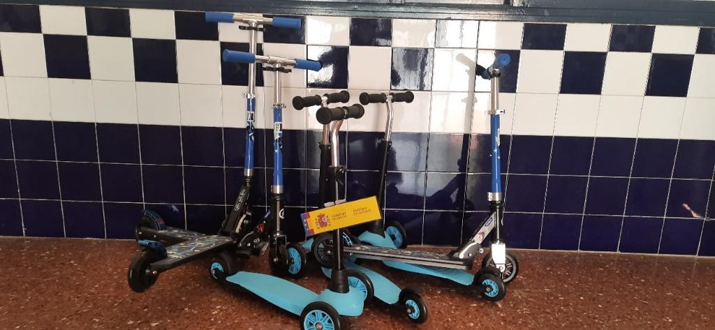 Imagen que contiene interior, con baldosas, azulejo, parado

Descripción generada automáticamente