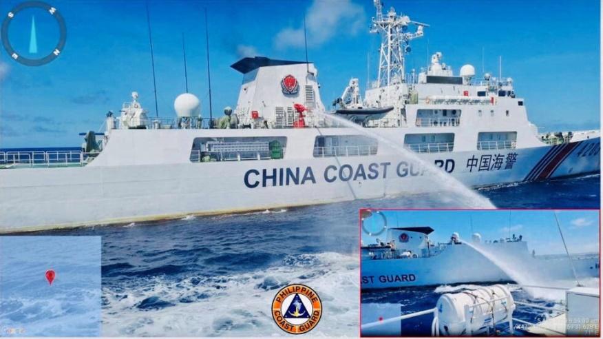 Tàu tuần duyên Trung Quốc dùng vòi rồng phun nước vào tàu tuần duyên Philippines, trong khu vực Bãi Cỏ Mây (Second Thomas Shoal), Biển Đông, ngày 05/08/2023.
