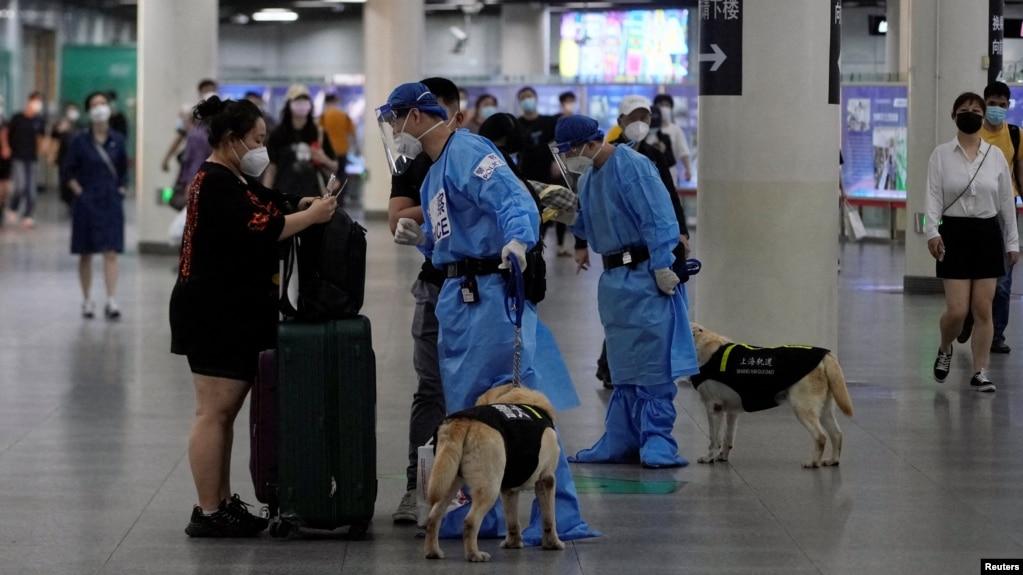 上海解封后,警察在地铁站里检查旅客的身份。(2022年6月2日)