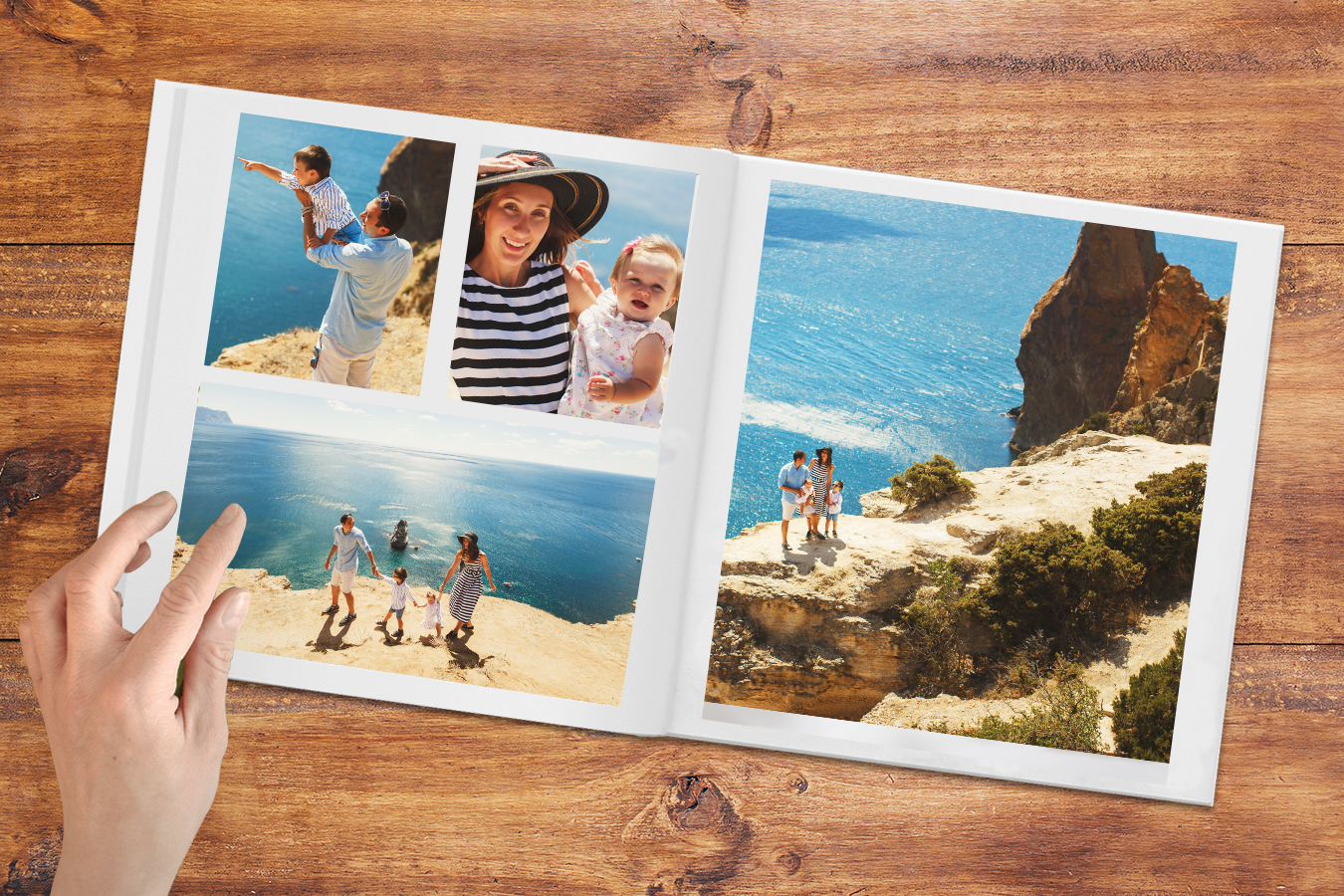 Een fotoboek met 4 vakantiefoto’s van een gezin bij de zee