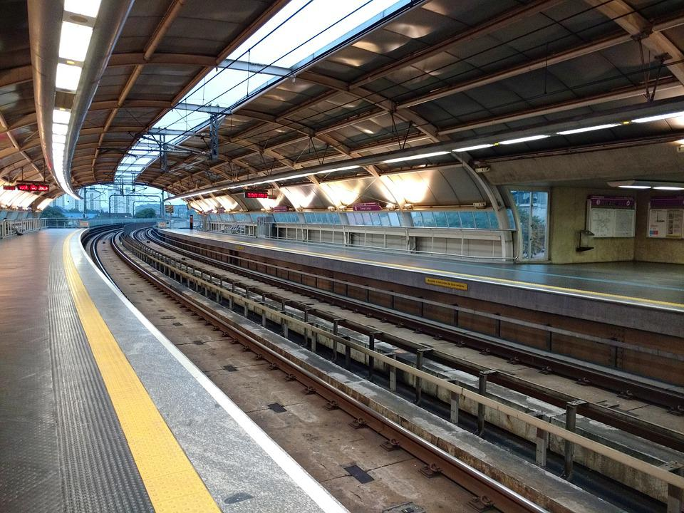 Apartamento perto do metrô: trilhos da estação Campo Limpo, da Linha 5-Lilás do metrô de São Paulo.
