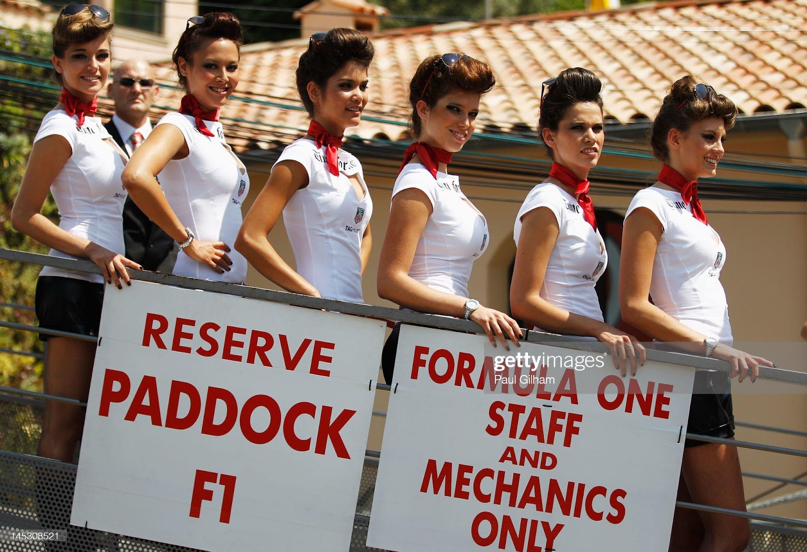 D:\Documenti\posts\posts\Women and motorsport\foto\Getty e altre\grid-girls-line-up-at-the-entrance-to-the-pitlane-during-qualifying-picture-id145308521.jpg