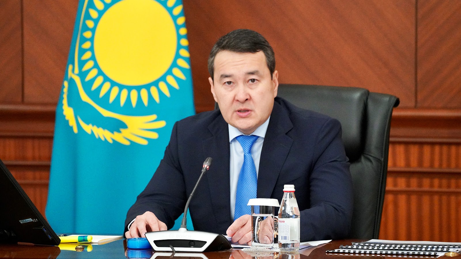 Премьер министр сайт. Премьер Смаилов Казахстан. Премьер министр Казахстана 1990.
