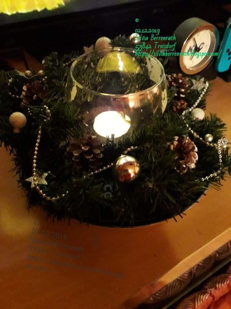 Ein weihnachtlich geschmückter Weihnachtskranz aus Tannengrün.