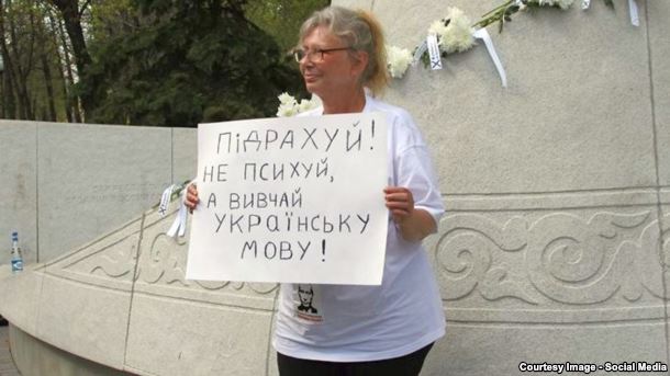 Російська активістка Ірина Калмикова під час пікету в Москві на підтримку української мови (архівне фото)