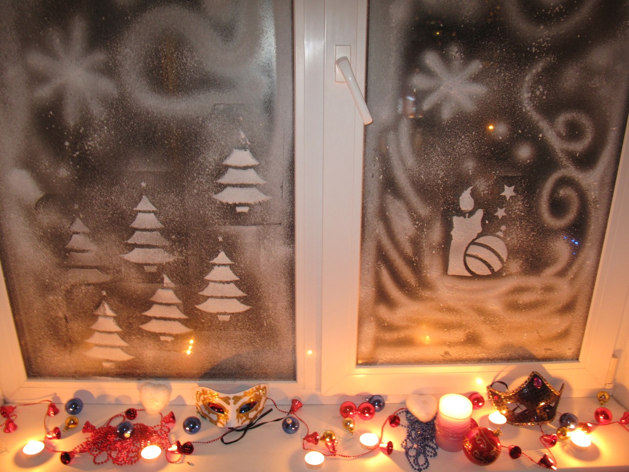 Украшаем окна к Новому году: лучшие идеи для праздничного декора