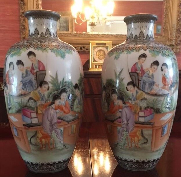 Amy from Indiana posted these vases on @AskChattic Facebook Group looking for answers