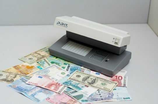 Как проверять деньги при помощи детекторов валют - Фото №2