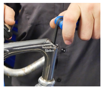 Loosen the stem binder bolt of the head tube to adjust the mountain bike handlebar height.     