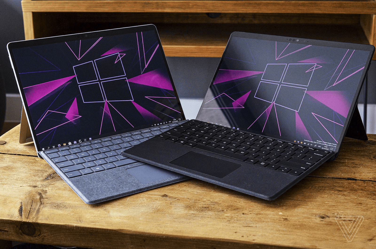 Hình ảnh Surface Pro X (2020) và Surface Pro X (2019) (Nguồn: Verge)