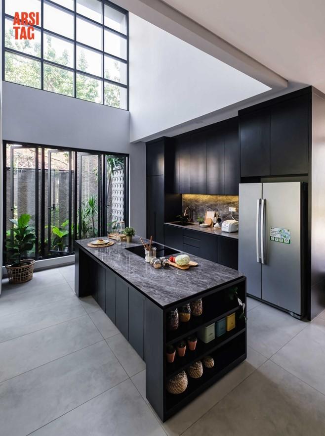 Kombinasi kitchen set hitam dan marmer pada kitchen island karya Idekor Living via Arsitag