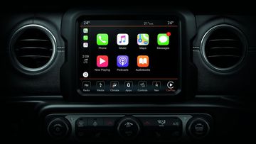 Màn hình giải trí cảm ứng Uconnect 8,4 inch độ phân giải cao, đi kèm với kết nối Apple CarPlay và Android Auto