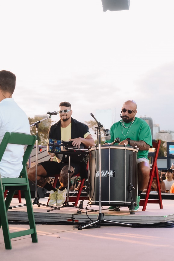 Pessoas tocando instrumentos musicais

Descrição gerada automaticamente com confiança média