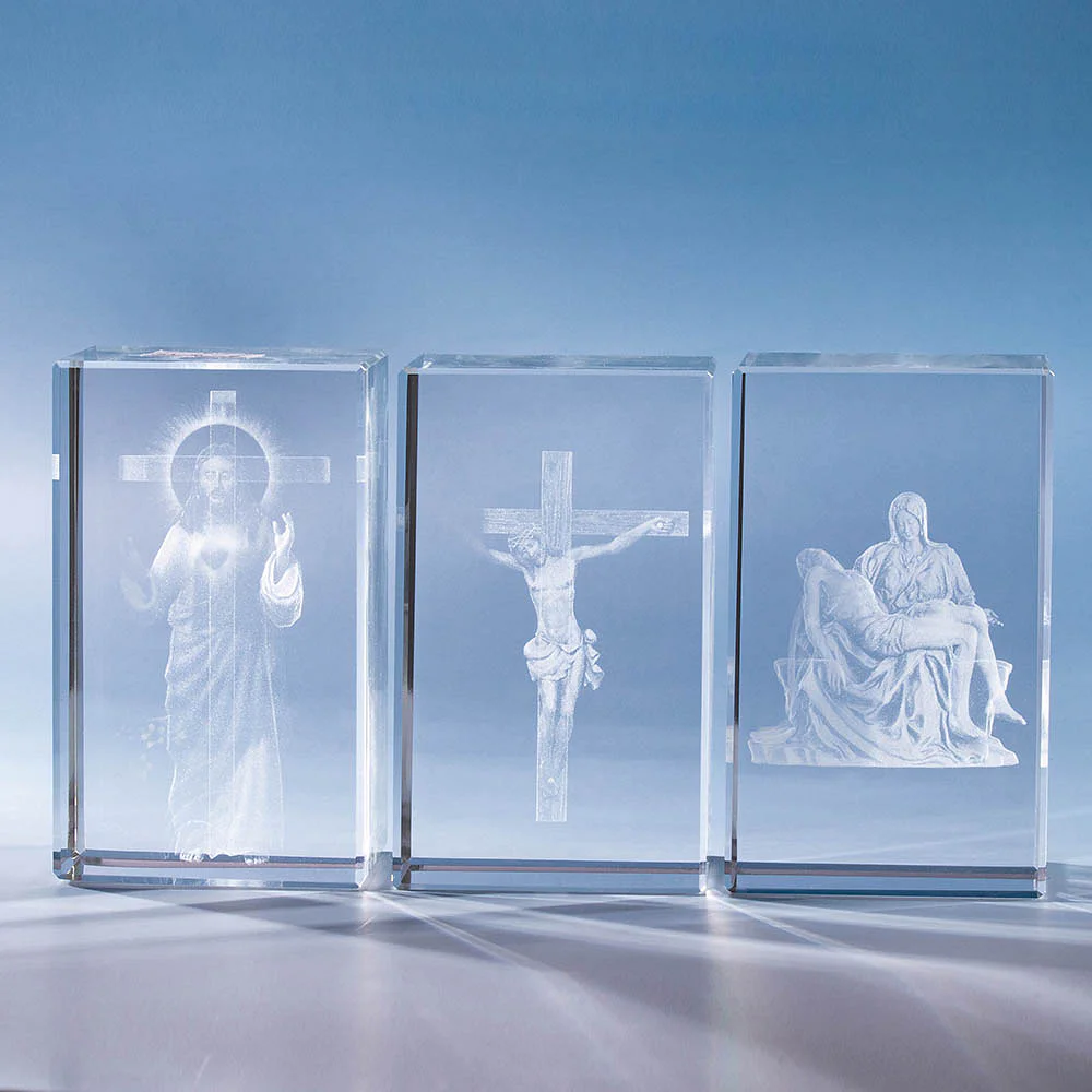 3 cubes en cristal représentant chacun une scène de la vie de Jésus. De gauche à droite : Jésus Miséricordieux, Jésus crucifié, Jésus descendu de la Croix sur les genoux de Marie. 