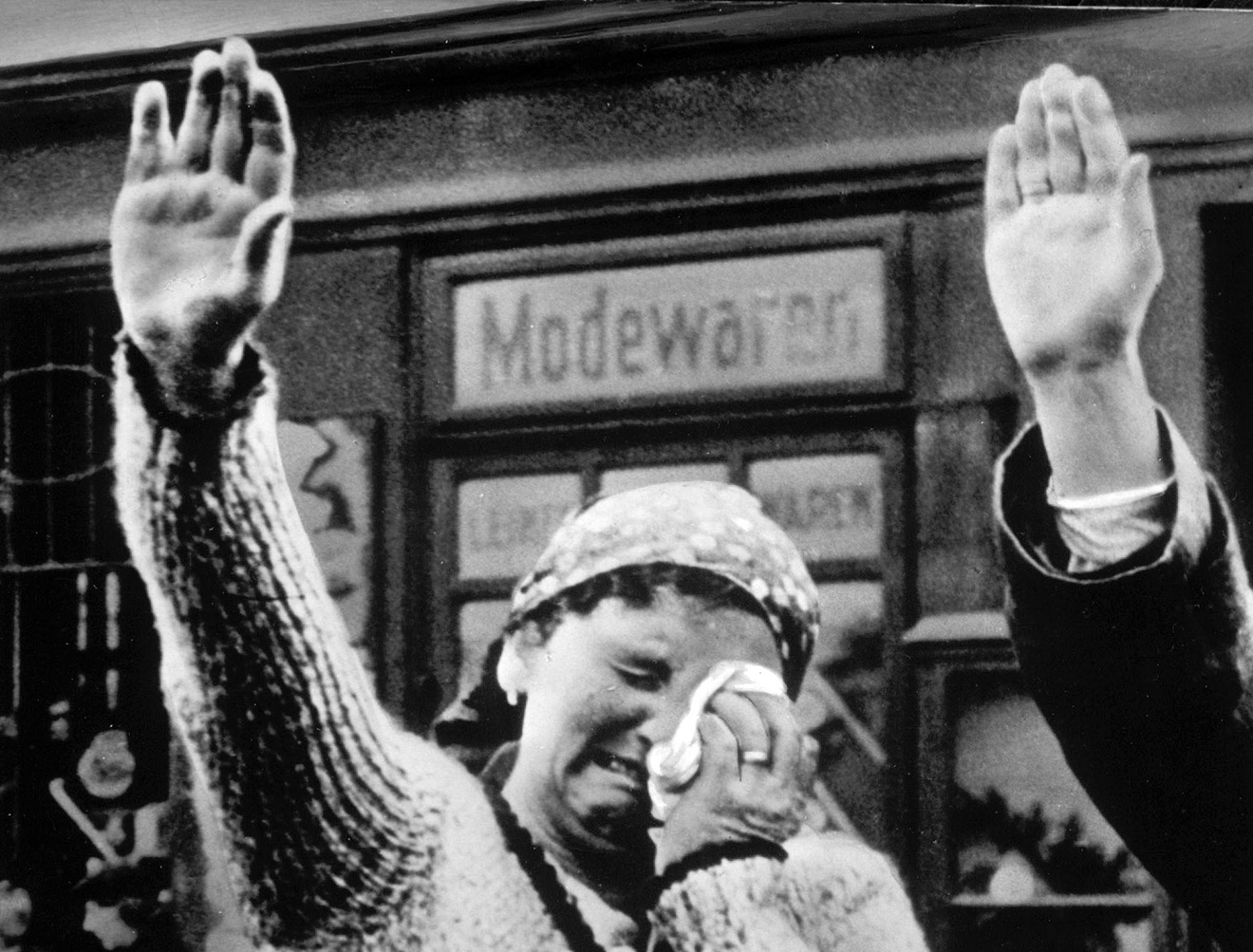 Жительница Судетской области Чехословакии салютует войскам фашистской Германии, 1938 год.