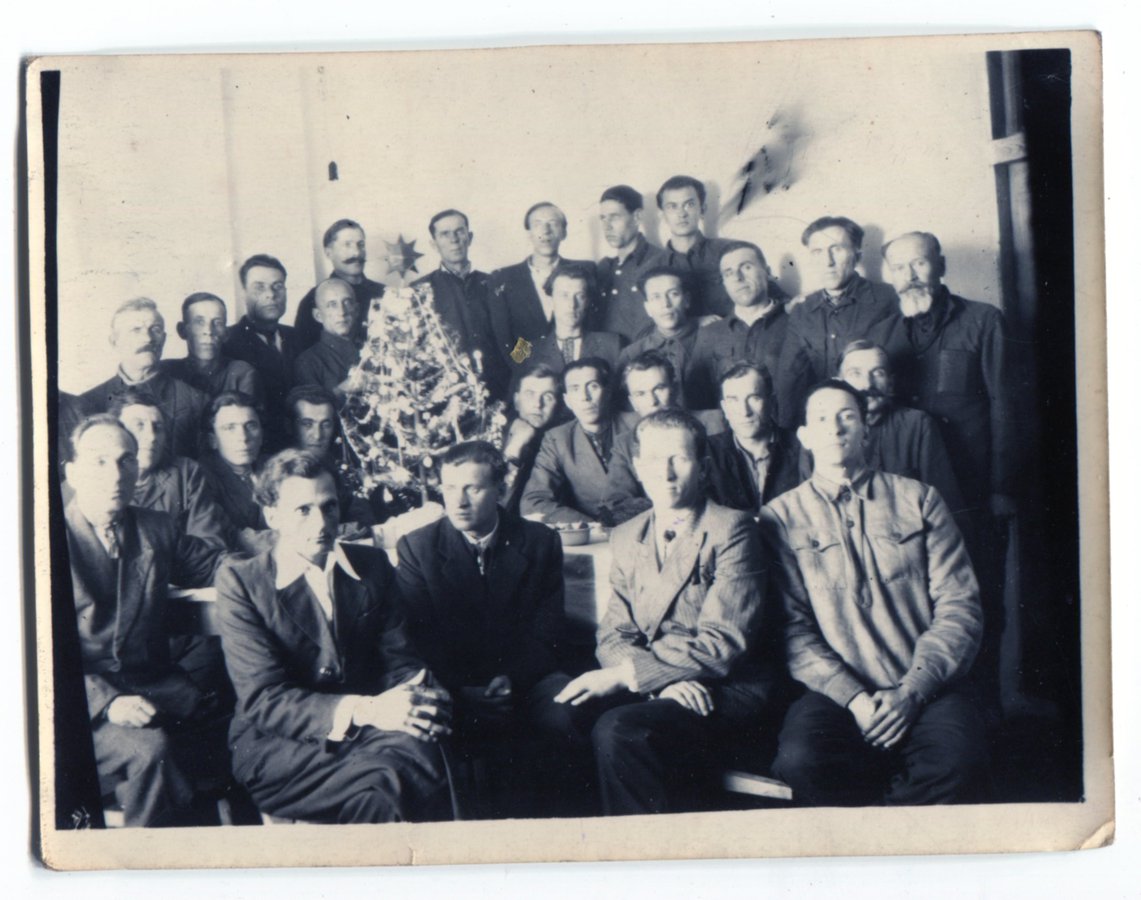 Різдво в Спаському гулагу зліва біля ялинки маленька голова — Бігун Михайло (1956).jpg