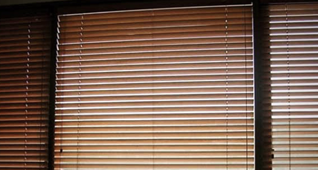 how to clean wood blinds