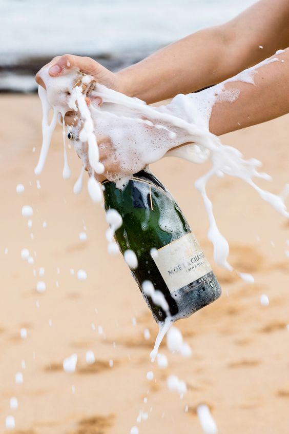 Svadobné šampanské na pláži