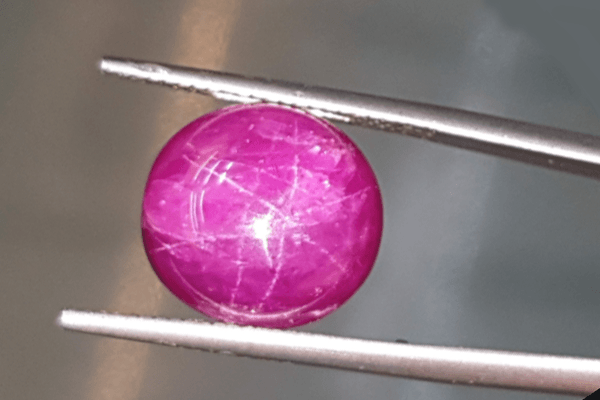 Đá ruby sao được cắt tròn
