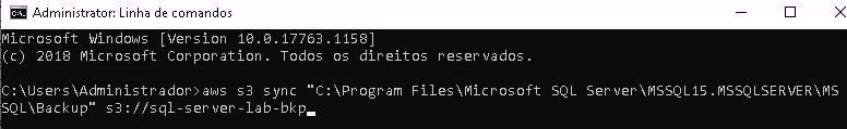 Print com o terminal do Windows, fundo preto, letras brancas com o código aws s3 sync "C:\Program Files\Microsoft SQL Server\MSSQL15.MSSQLSERVER\MSSQL\Backup" s3://sql-server-lab-bkp