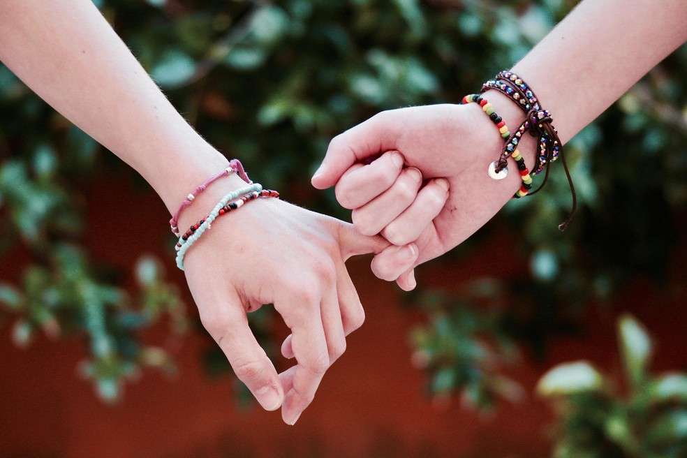 Dia do Amigo e da amizade duas mãos se conectando — Foto: Divulgação