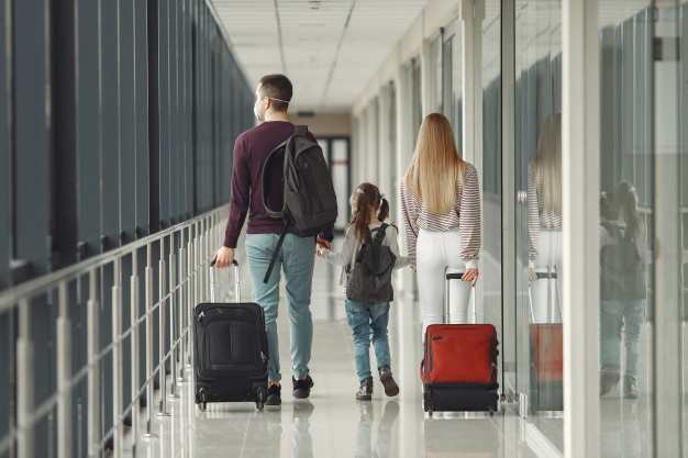 O atributo alt desta imagem está vazio. O nome do arquivo é pessoas-no-aeroporto-estao-usando-mascaras-para-se-protegerem-de-virus_1157-31400.jpg