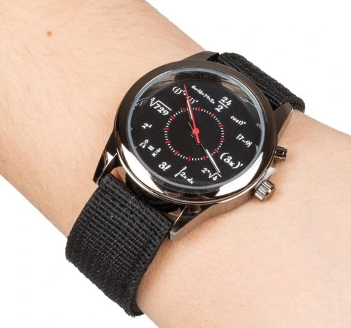Czarny zegarek na rękę dla nerda z matematycznymi wynikami