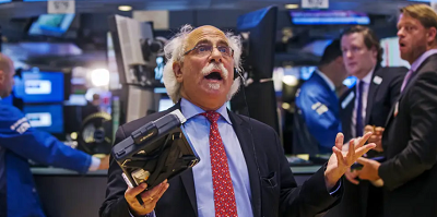 Photo of traders in the NYSE starring in disbelief.