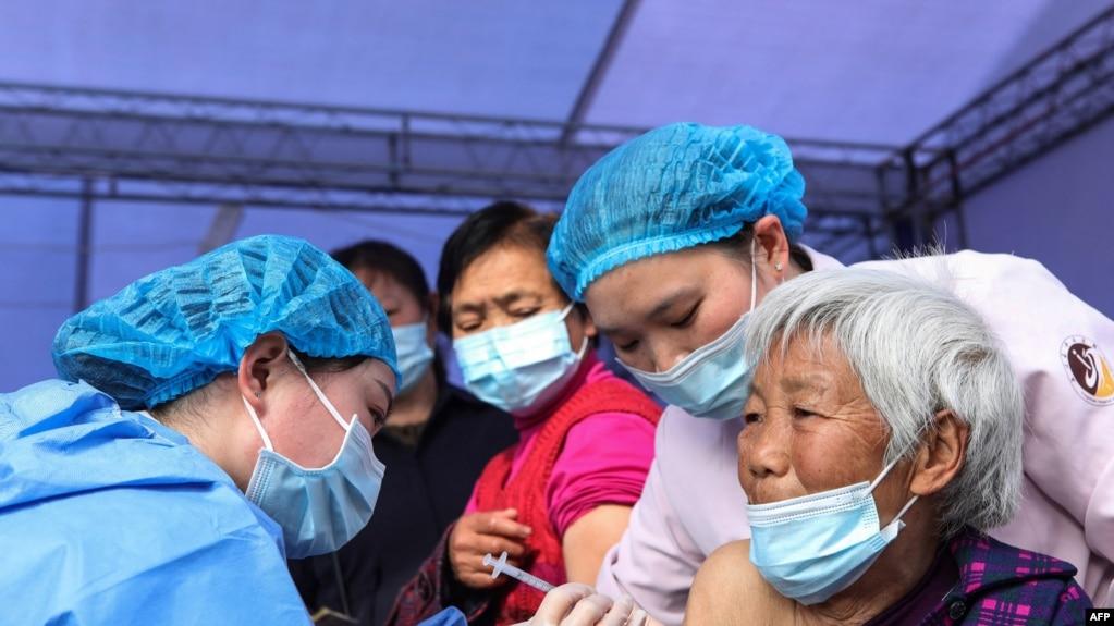 中国重庆居民在接种中国国药开发的新冠病毒疫苗。 (2021年4月12日)