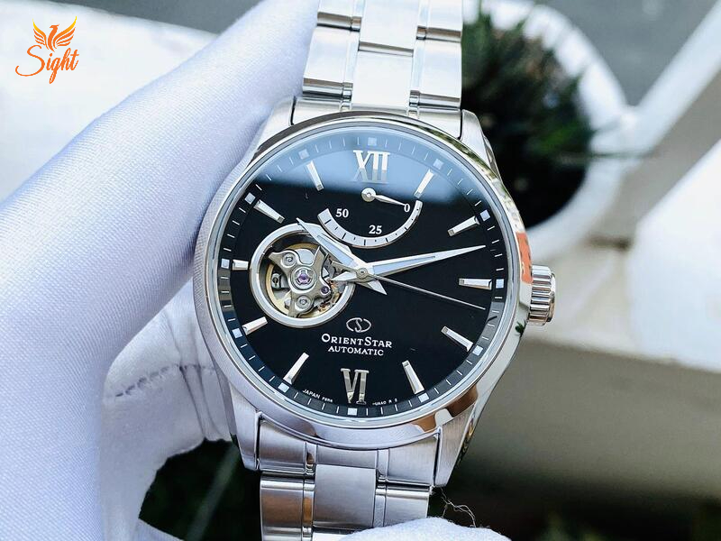 Orient RK-AT0001B có thiết kế mặt số màu đen sang trọng 