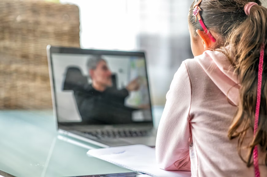 Modelo Híbrido: menina estudando com o computador