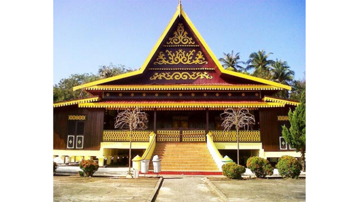 Ornamen Melayu di Rumah Adat Selaso Jatuh Kembar