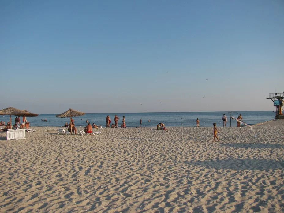  Здебільшого відпочиваючі розосереджені по пляжу. Чим ближче блага цивілізації - тим більше туристів.  