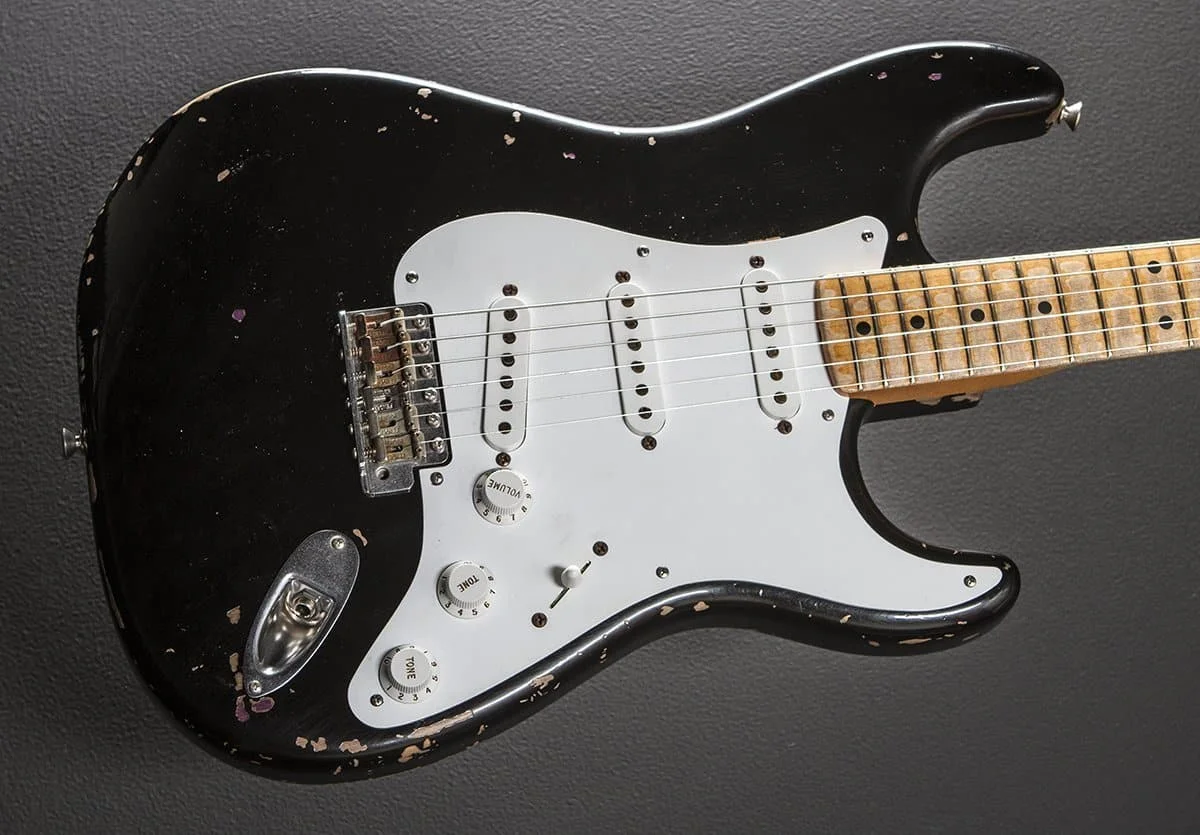 Электрогитара Fender Stratocaster. Фендер стратокастер сквайр Блэк. Стратокастер Fender Squier. Гитара Squier Stratocaster.