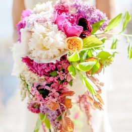 Каскадный свадебный букет, сделанный своими руками из живых цветов