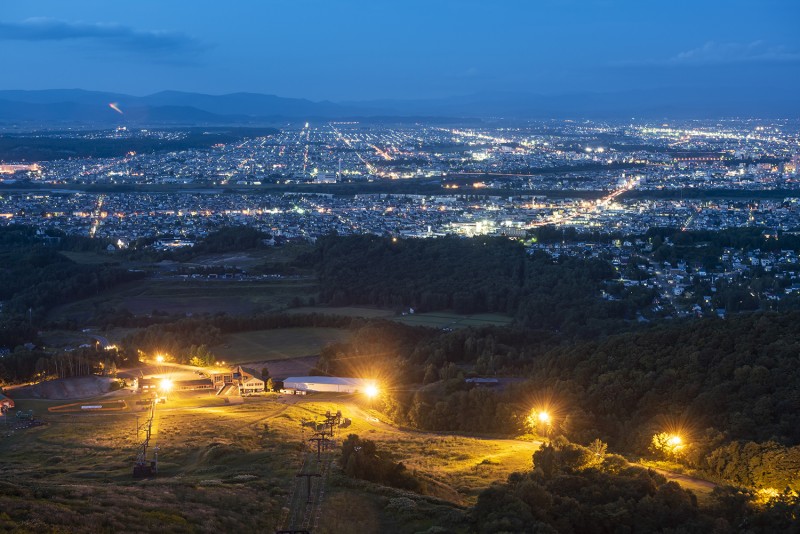 1、旭川周辺を一望できる、道内最大の夜景スポット。「ニコラス展望タワー」
