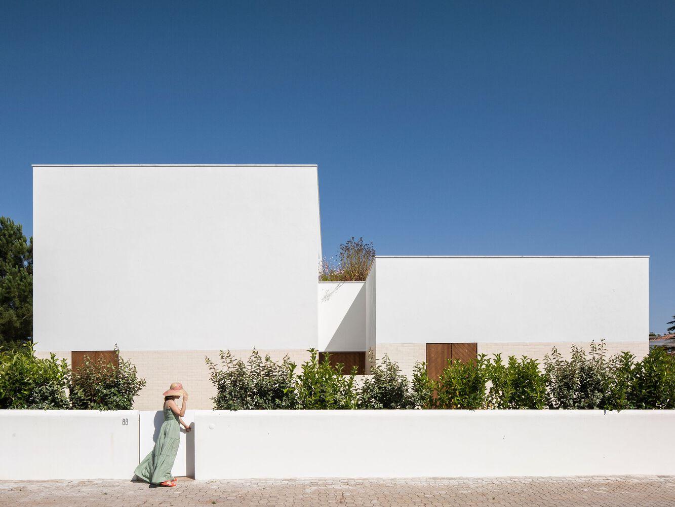 maison blanche de style minimaliste